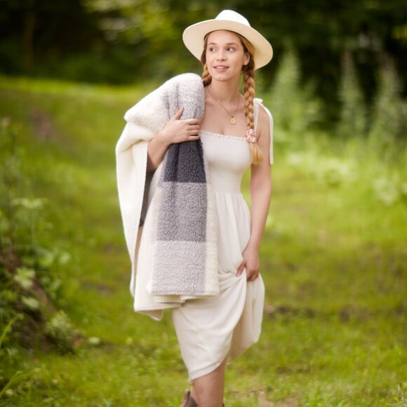 Luxe Home Decor Classic Faux Fur Throw | 1-Piece | Grey plaid combo | 50"x60" - Picture 1 of 13